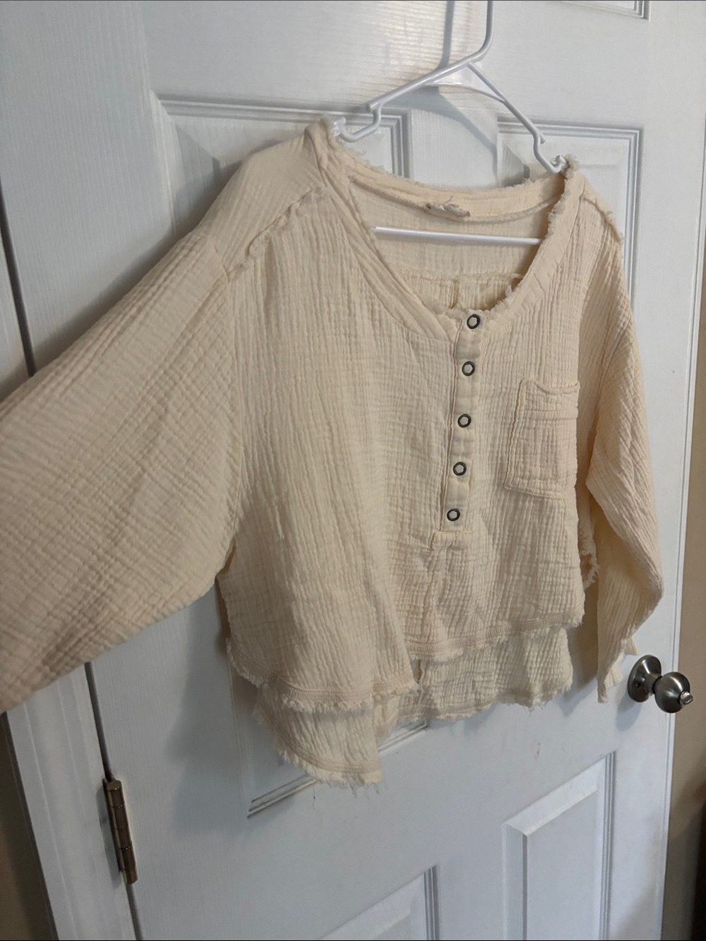 entro Cream Gauze Button-Front Long Sleeve cropped Henley - Picture 3 of 9